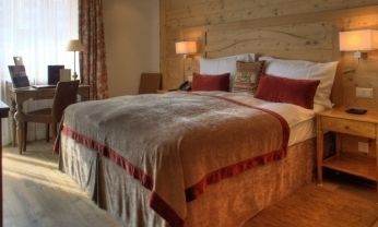 Hotel Le Petit Cervin Zermatt Exterior foto A bed with a bed skirt